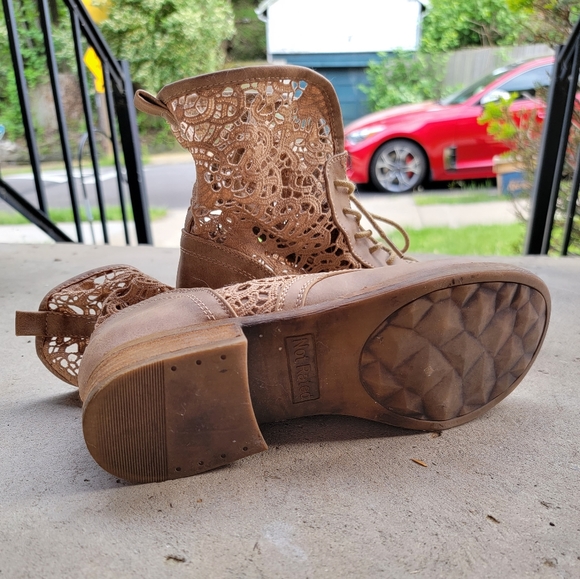 Lacey Beige/Light Brown Ankle Booties Size 9 - Picture 3 of 5